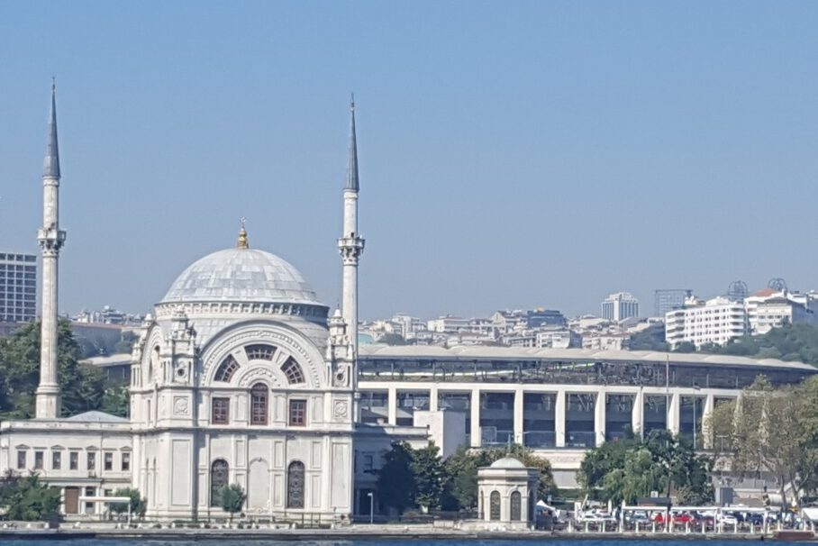 Moschee Bosporus Kreuzfahrt in Istanbul, Türkei