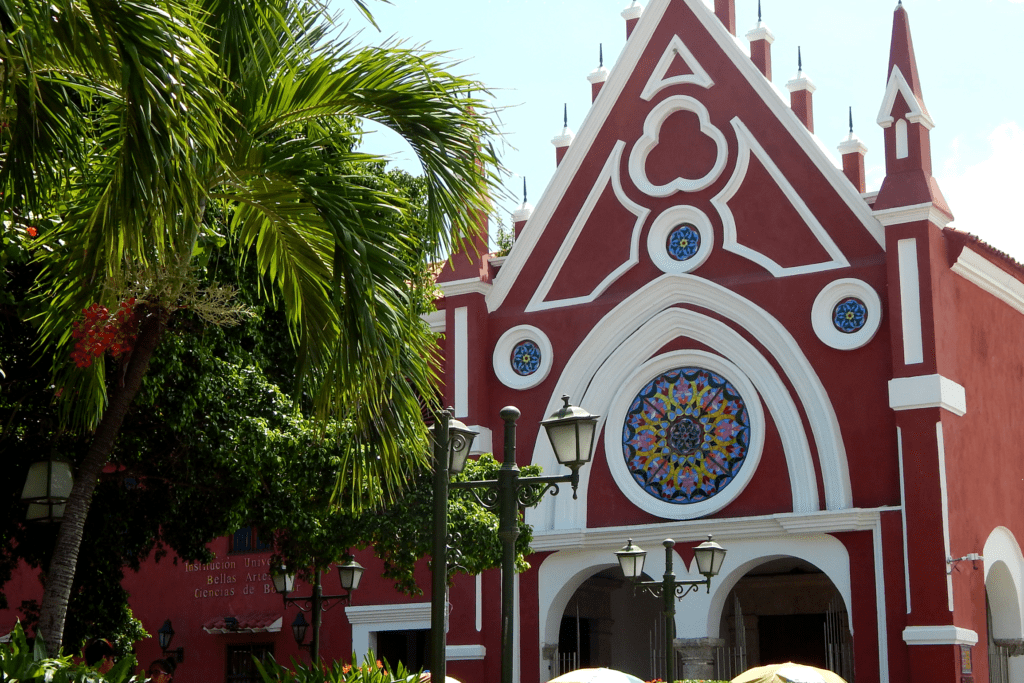 Bunte Kirche in der Altstadt von Cartagena Kolumbien