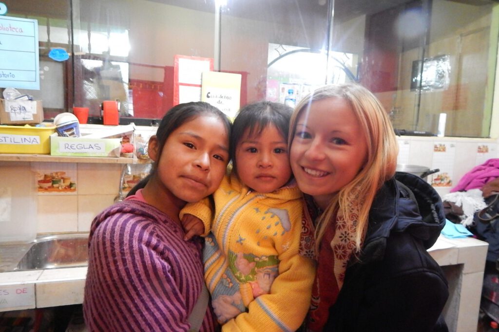 Hannah mit Kindern im Volunteering Projekt in Cusco, Peru