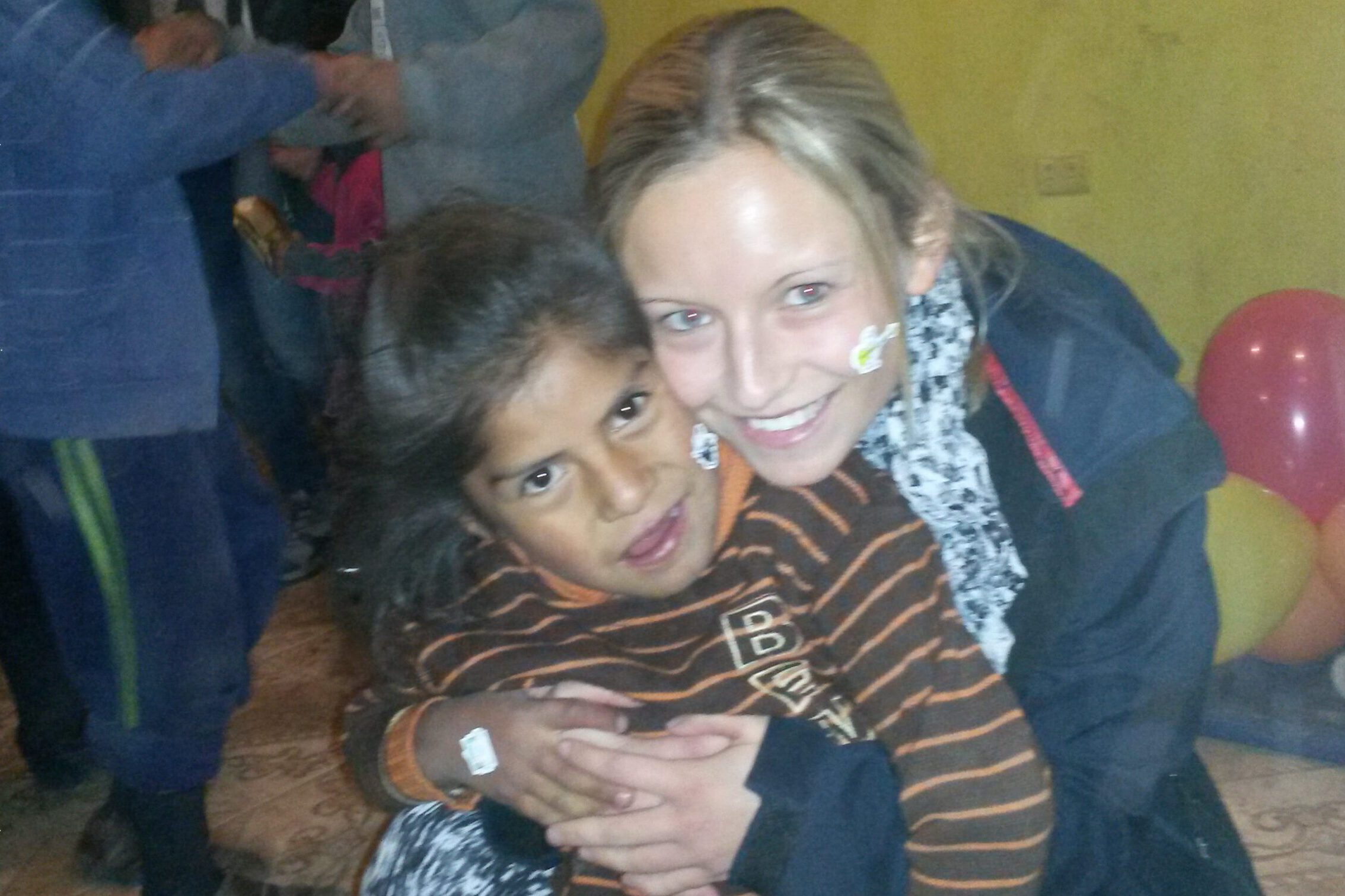 Hannah mit Kindern im Volunteering Projekt in Cusco, Peru