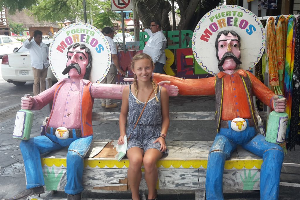 Hannah auf cooler Bank in Puerto Morelos, Mexiko