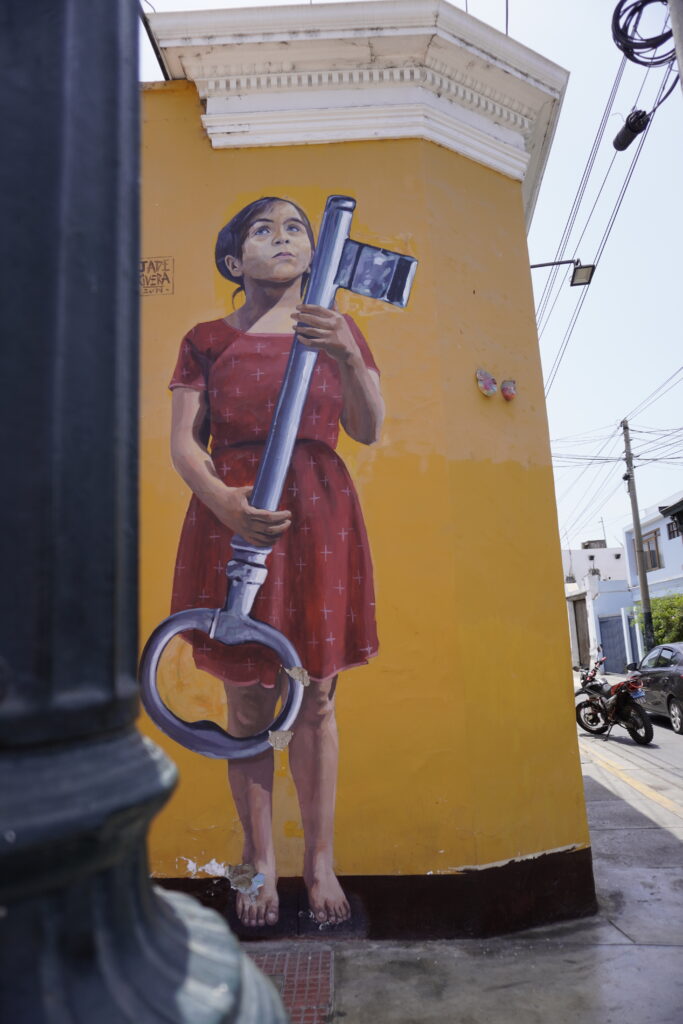 Kind mit Schlüssel - Street Art Barranco -Lima Sehenswürdigkeiten