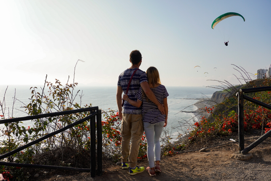 Lima Sehenswürdigkeiten - Costa Verde mit Paraglider