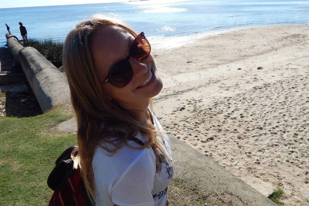 Hananh am Strand in Colonia del Sacramento