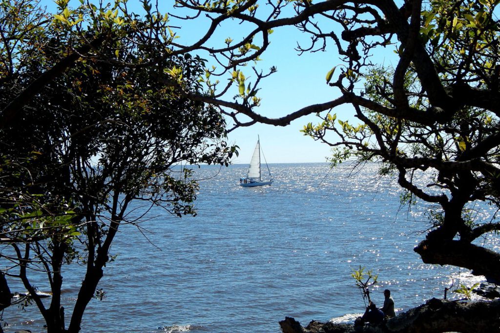 Segelboot am Rio de la Plata in Colonia del Sacramento