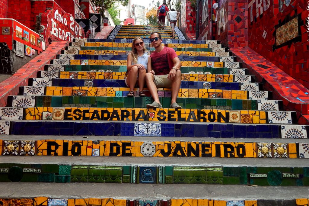 Hannah und Henrik auf der Escadaria Selarón in Rio de Janeiro