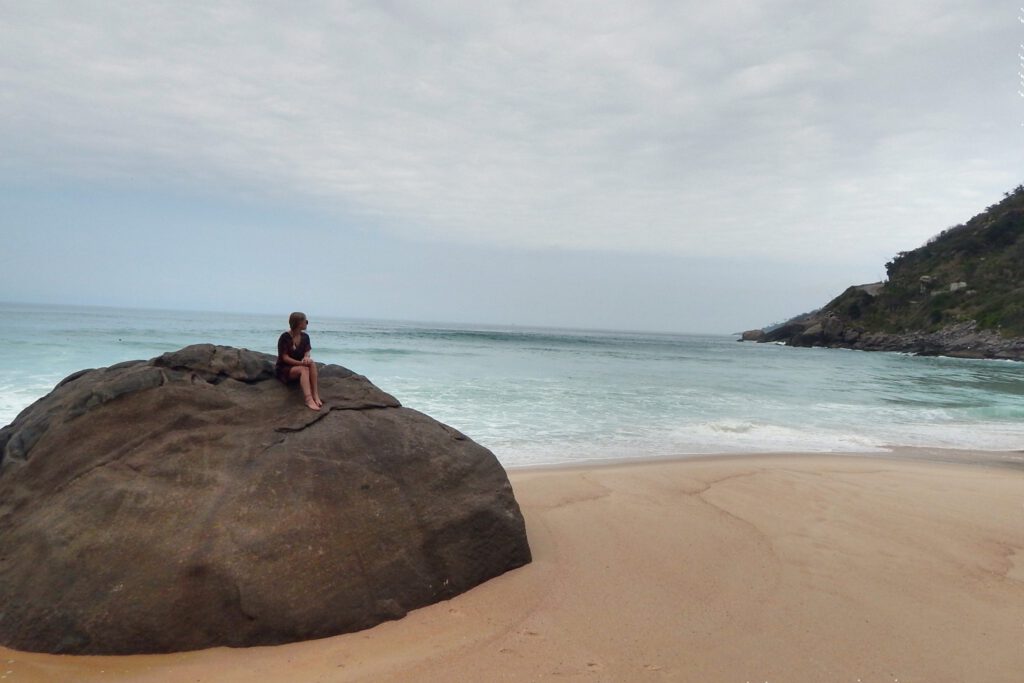 Hannah auf Felsen am Prainha Panorama Prainha Beach als Tagesausflug von Rio de Janeiro