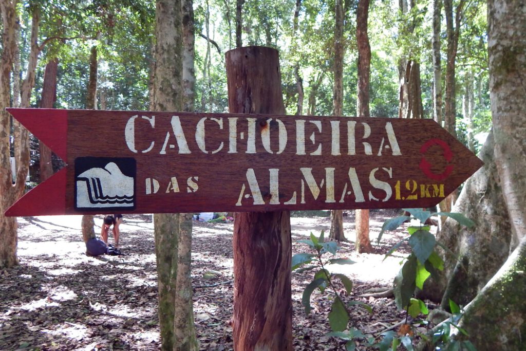 Schild Cachoeira das Almas im Tijuca Nationalpark als Tagesausflug von Rio de Janeiro