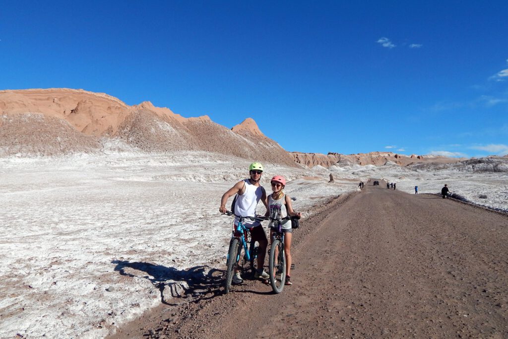 Hannah und Henrik mit dem Fahrrad im Valle de la Luna