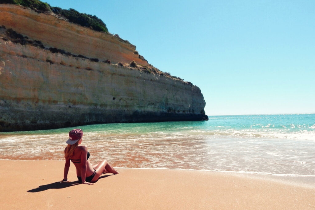 Algarve - Hannah am Strand