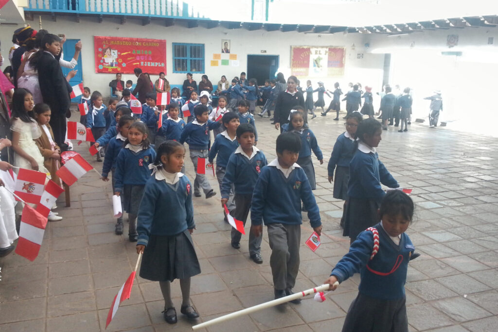Praktikum in Peru - Kinder bei Fest