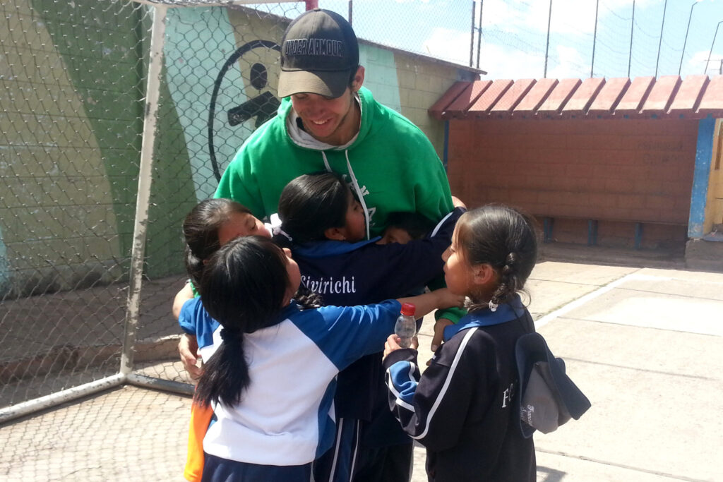 Praktikum in Peru - Henrik mit Kindern