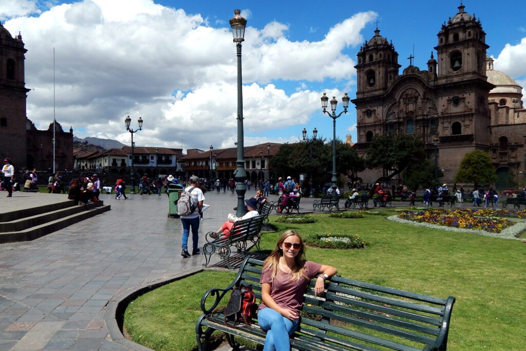 Hannah auf der Plaza de Armas in Cusco, Volunteering in Peru