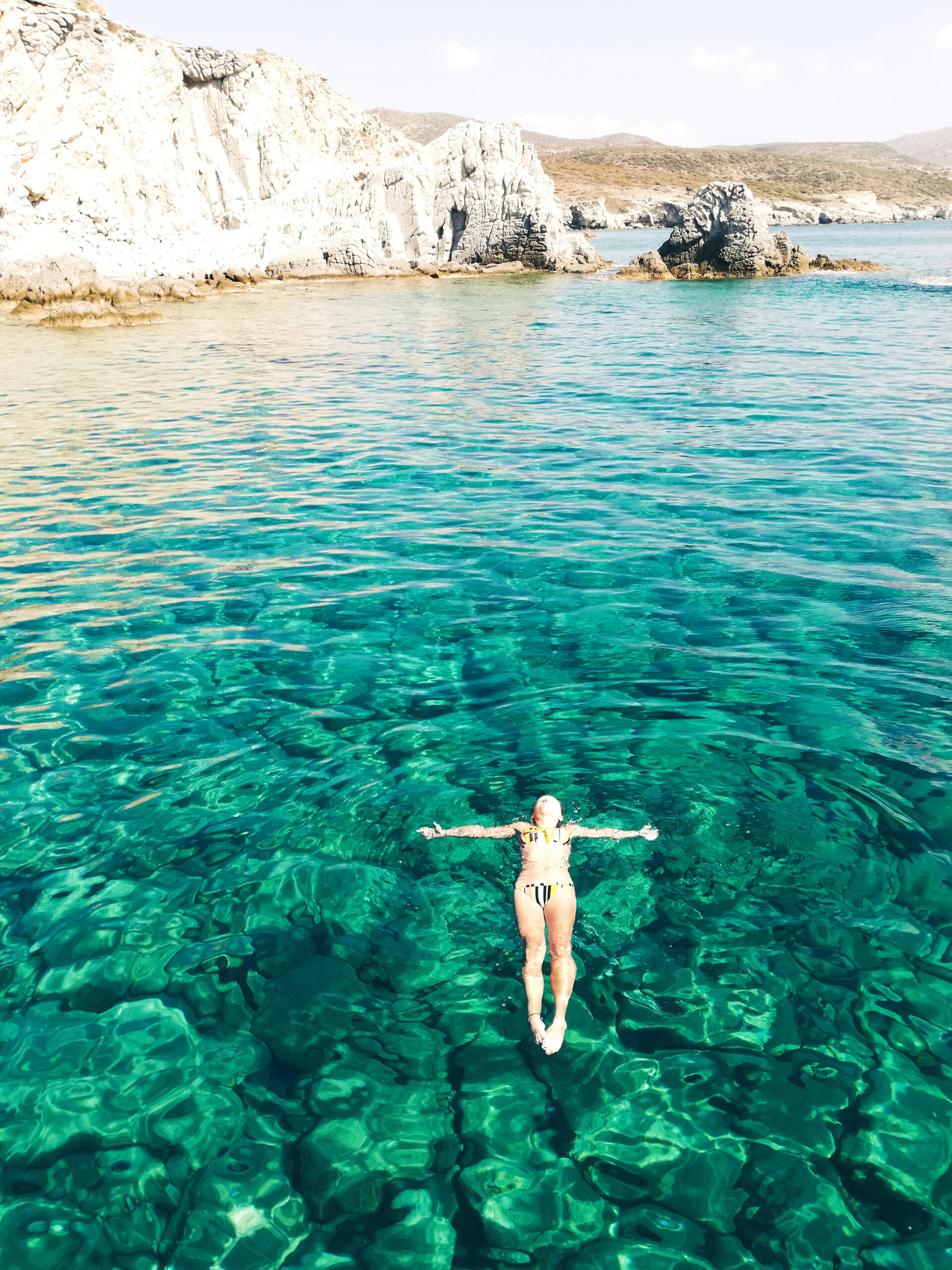 Hannah im Wasser auf der Insel Milos