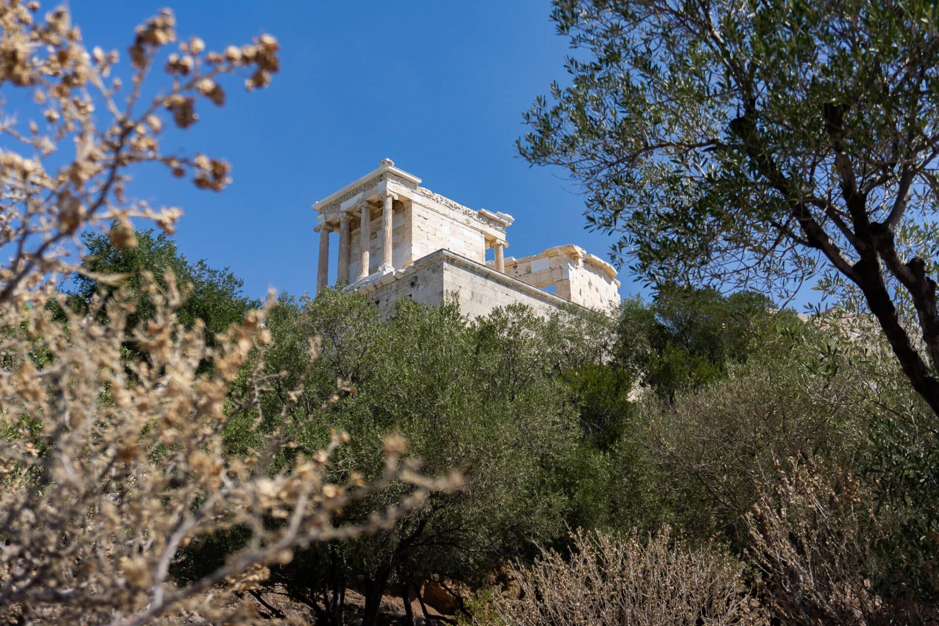 Blick auf die Akropolis, die berühmteste der Athen Sehenswürdigkeiten