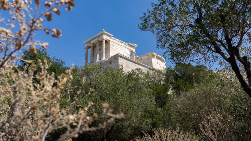 Blick auf die Akropolis, die berühmteste der Athen Sehenswürdigkeiten