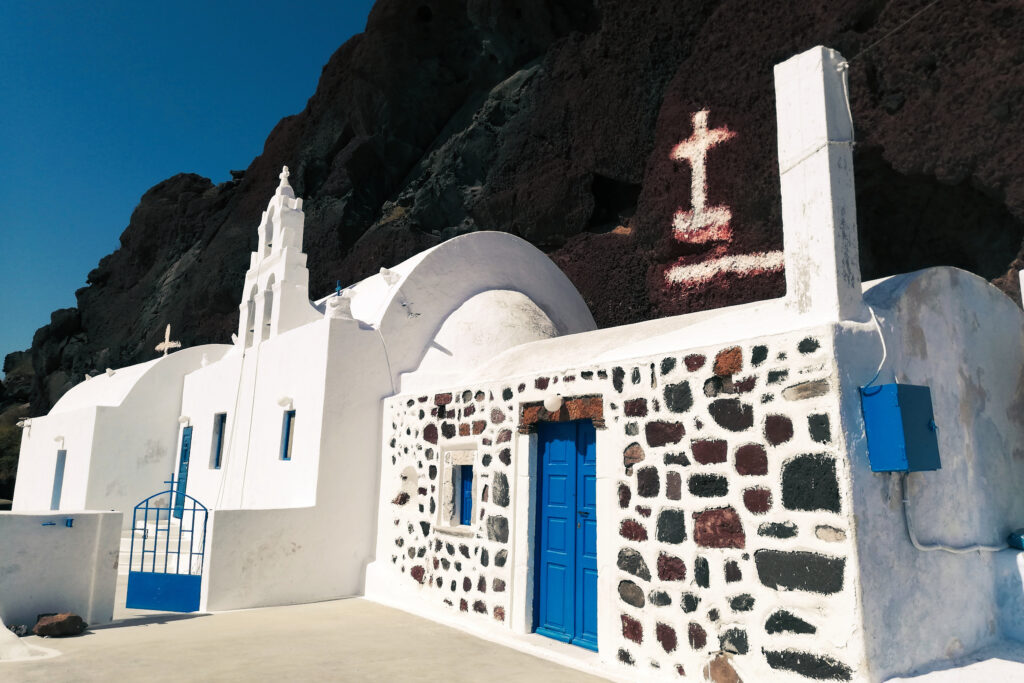 Kapelle am Red Beach auf Insel Santorini
