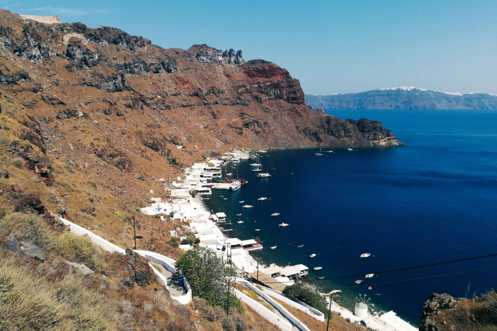 Santorini besteht aus mehreren Inseln - Hier zu sehen: Thirasia