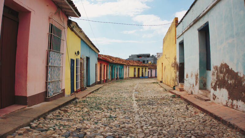 Kuba Rundreise mit dem Mietwagen - Straße in Trinidad