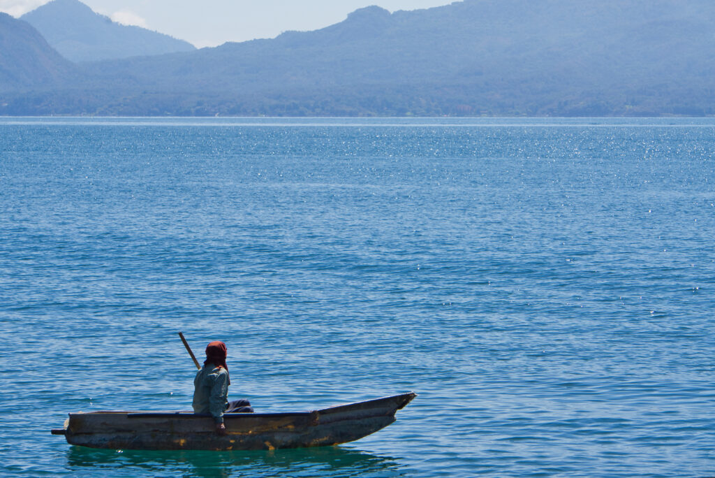 Einheimischer Bootsfahrer auf dem Atitlán See