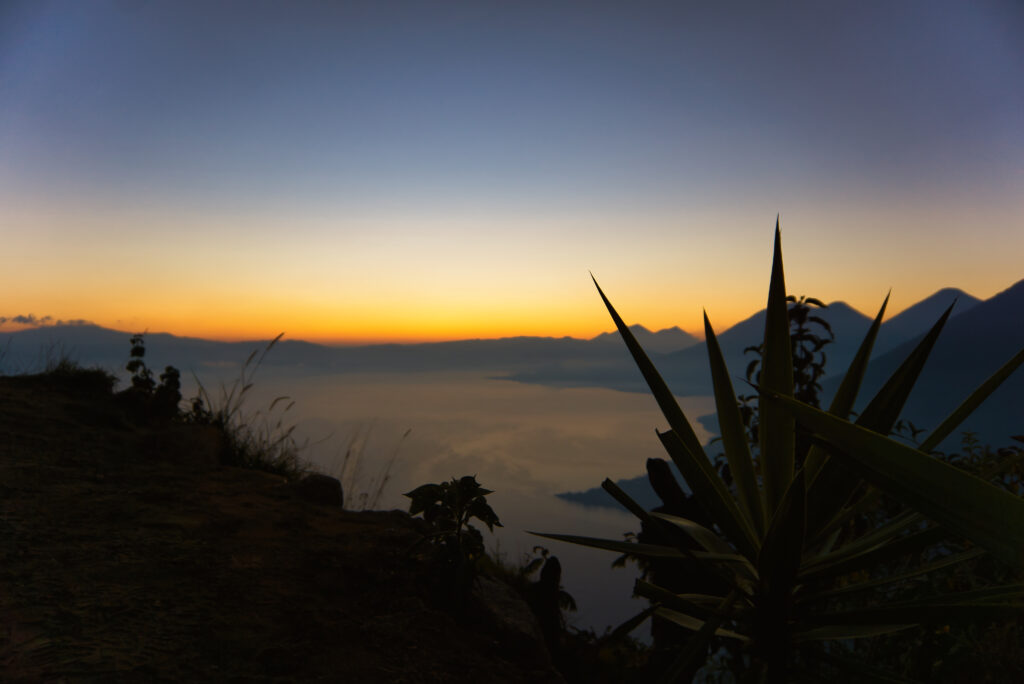 Sonnenaufgang auf der Indian Nose am Atitlán See in Guatemala