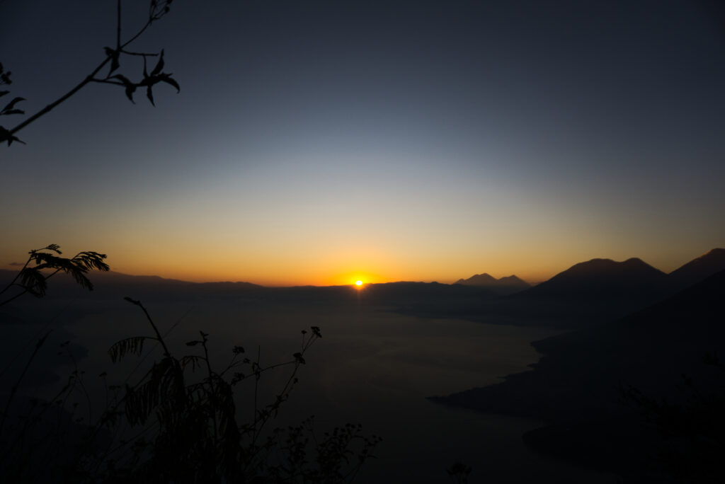 Sonnenaufgang am Atitlan See in Guatemala