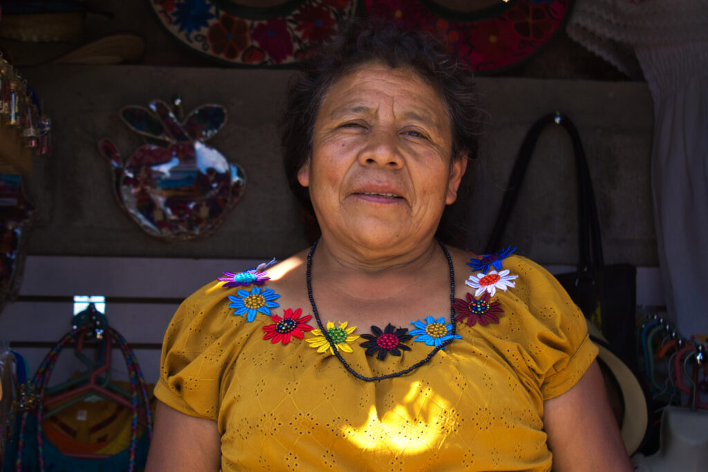 Einheimische Textilfrau in San Juan La Laguna am Atitlán See
