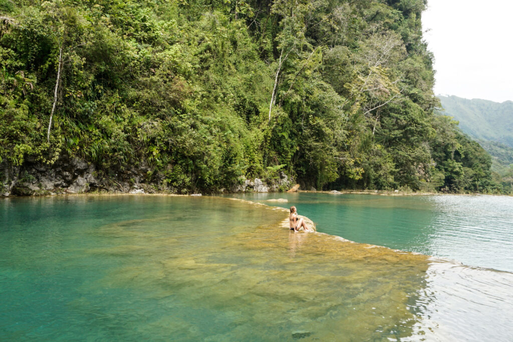 Baden in den türkisen Naturpools in Semuc Champey in Guatemala