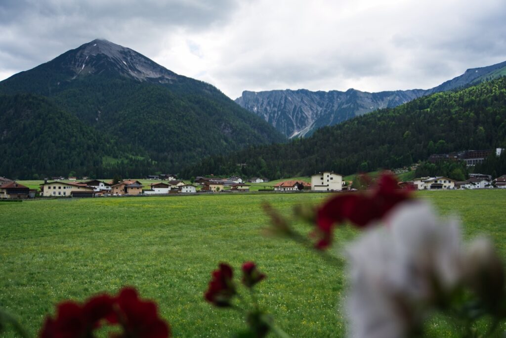 Blick auf das Rofangebirge in Achenkirch am Achensee in Tirol
