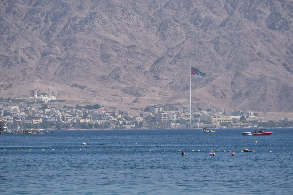 Blick auf Aqaba von Eilat: Grenzübergang einer individuellen Israel Jordanien Rundreise