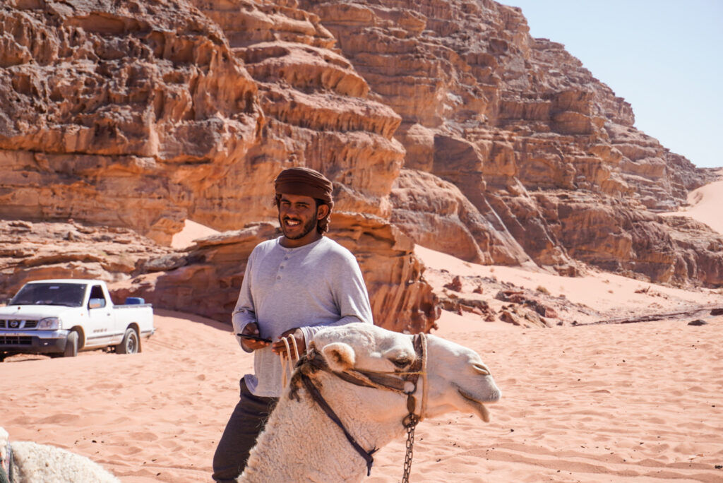 Beduine mit Kamel in Wadi Rum Wüste in Jordanien