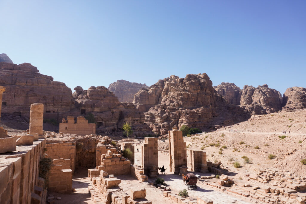 Ausblick vom Großen Tempel in Felsenstadt Petra Jordanien