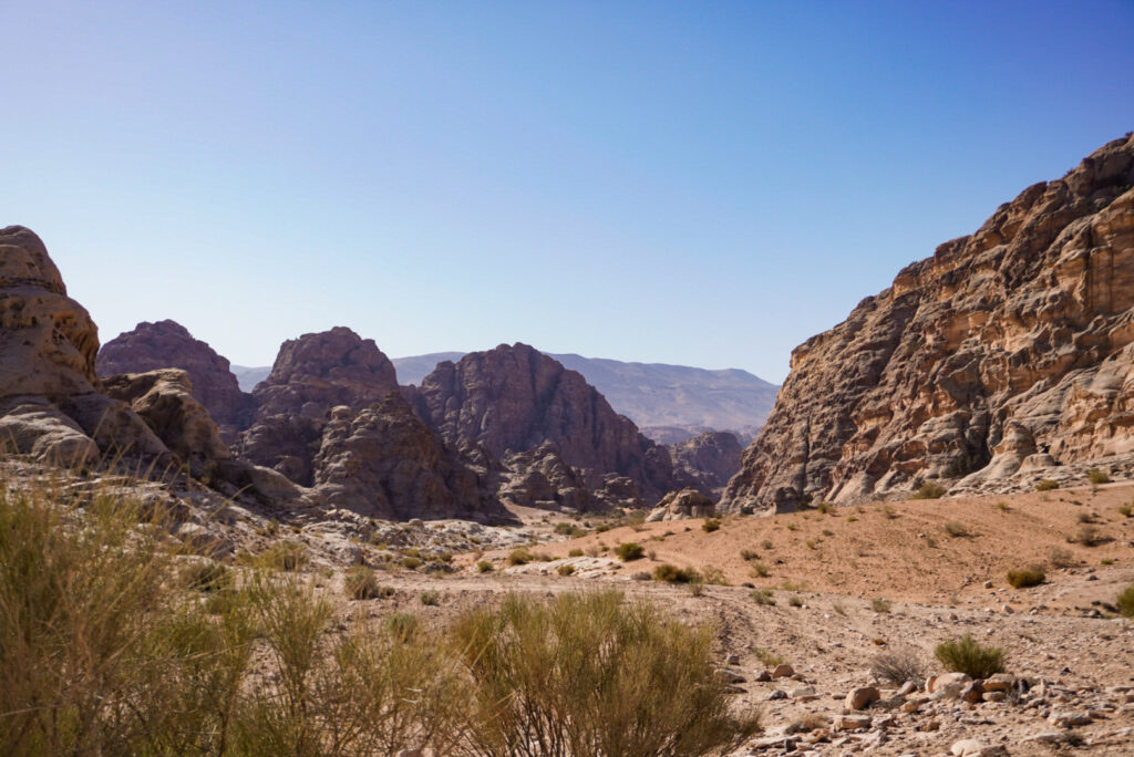 Die Wadi Araba Wüste liegt neben der Felsenstadt Petra Jordanien