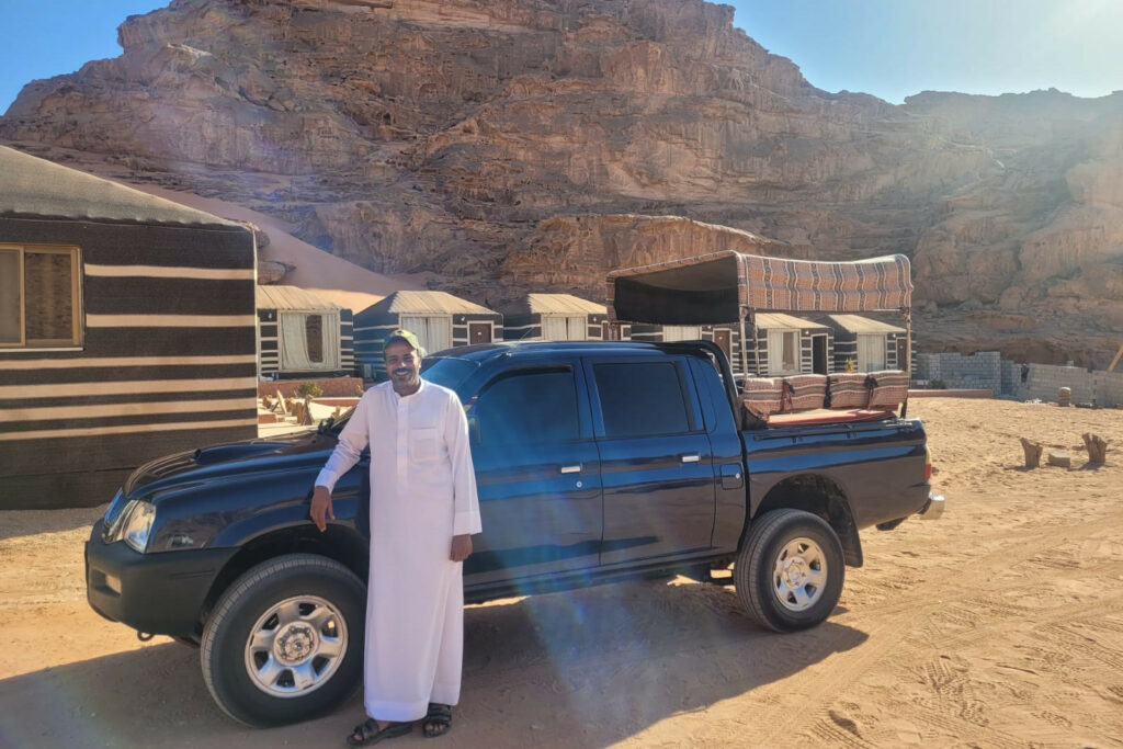 Mohammed vor seinem Jeep bei Wadi Rum Jeep Tour