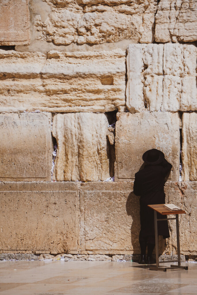Orthodoxer Jude beim Sündenablass an der Klagemauer in Jerusalem
