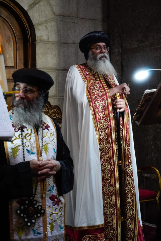 Geistlicher in der Grabeskirche in Jerusalem Altstadt