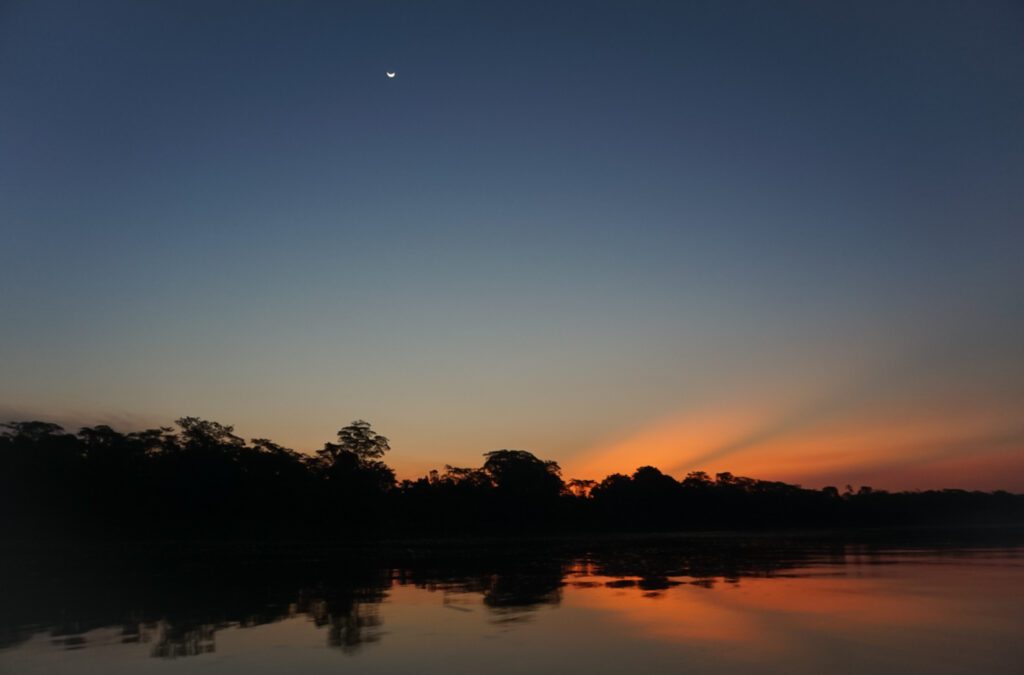 Magischer Sonnenuntergang im Tambopata Nationalpark Peru
