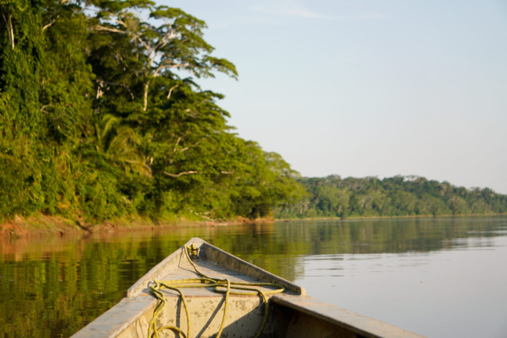 Kanufahrt auf dem Lago Sandoval im Tambopata Nationalpark
