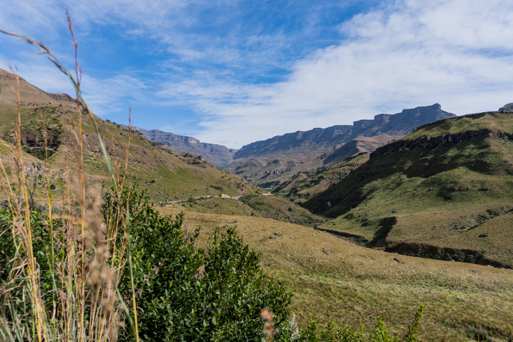 Der Sani Pass offenbart immer wieder spektakuläre Blicke auf die Drakensberge
