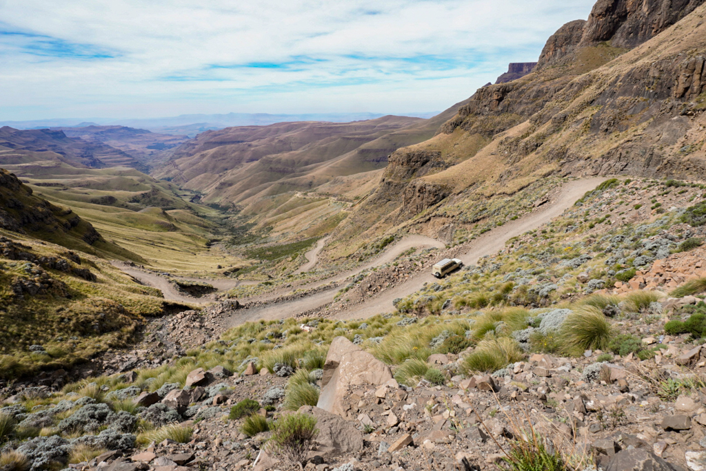 Ein Geländewagen kämpft sich den Sani Pass nach Lesotho hoch