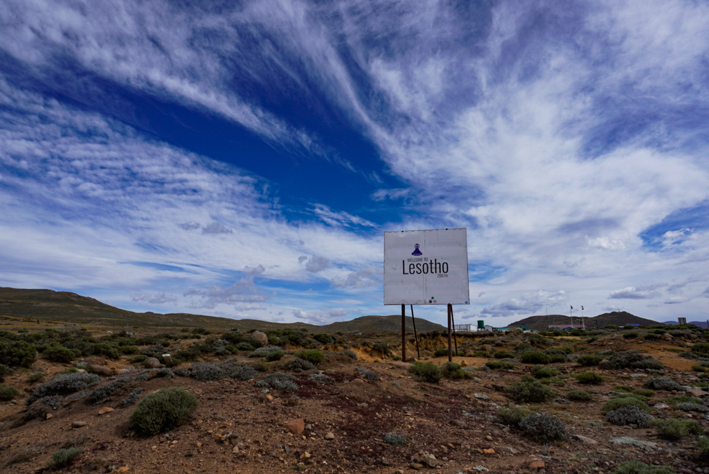 Willkommensschild in Lesotho am Ende des Sani Pass