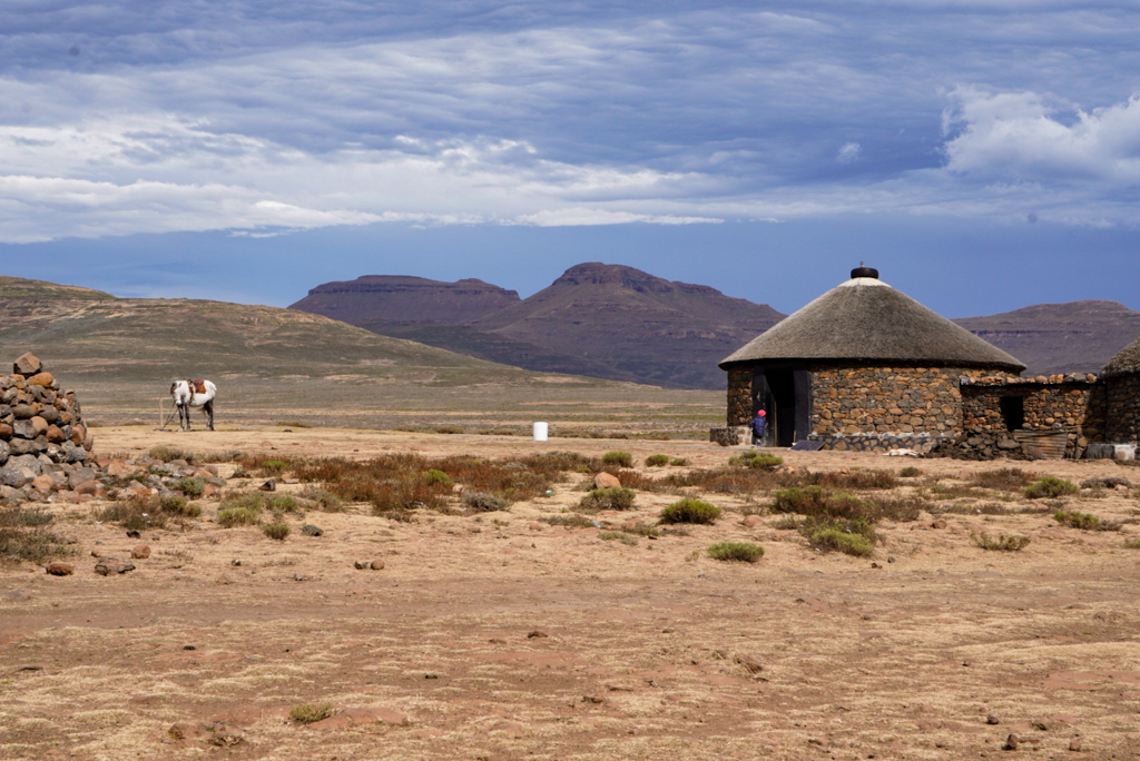 Rondavel in den Drakensbergen in Lesotho