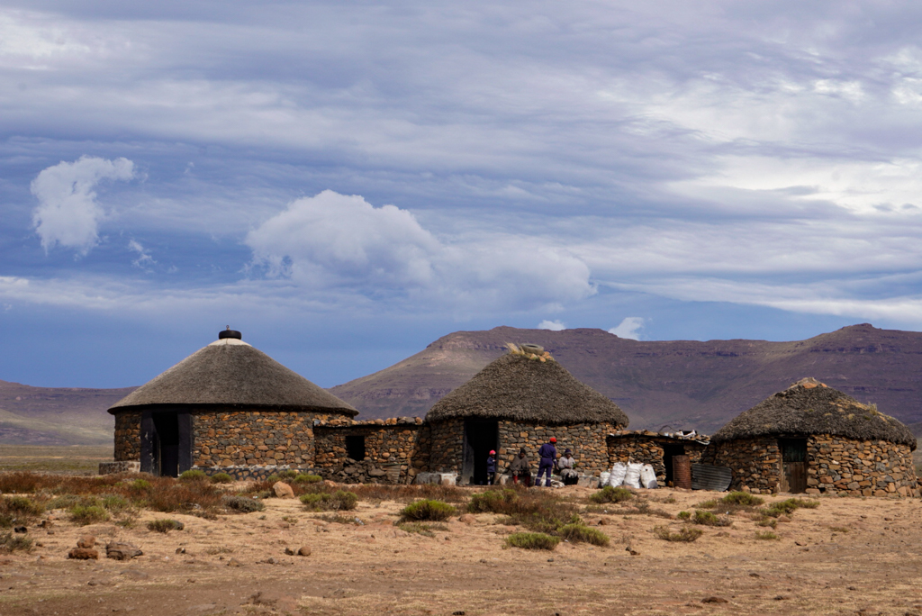 Rondavels in einem Dorf in Lesotho nahe des Sani Pass