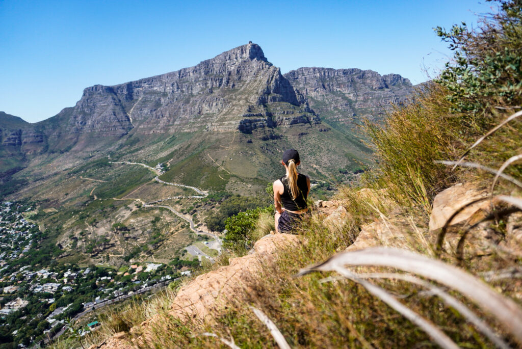 Wanderung auf den Lions Head mit Blick auf den Tafelberg in Kapstadt