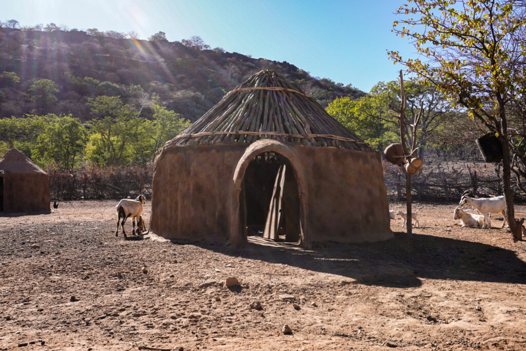 Haus in einem Himba Dorf in Namibia