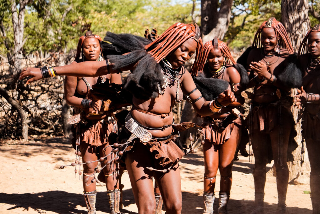 Traditioneller Tanz in einem Himba Dorf in Namibia