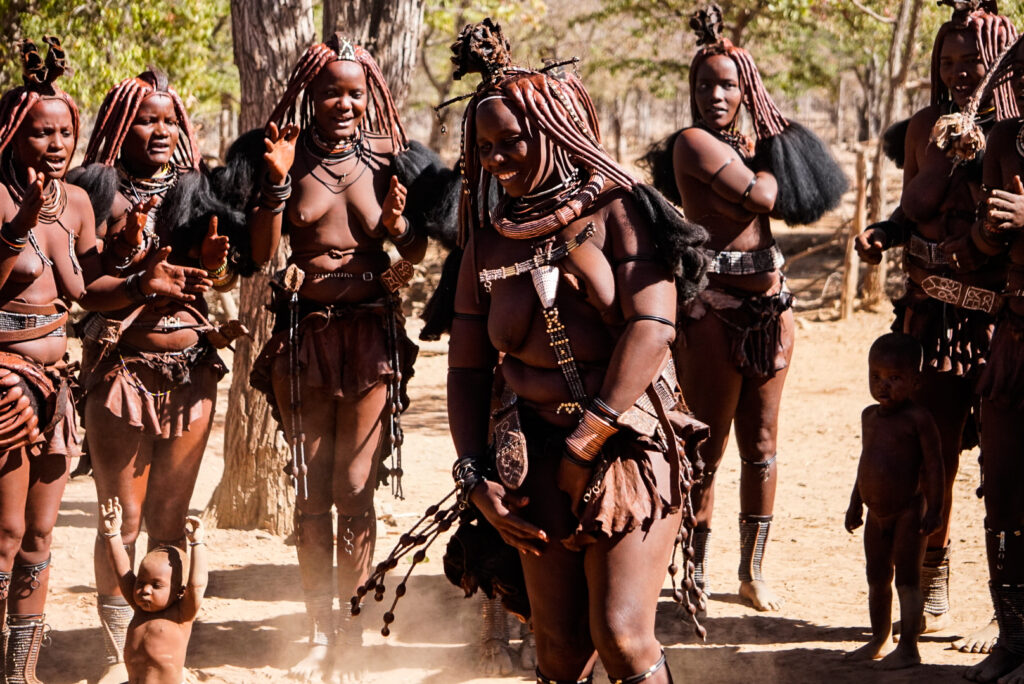 Besuch in einem Himba Dorf in Namibia: Traditionelle Tänze