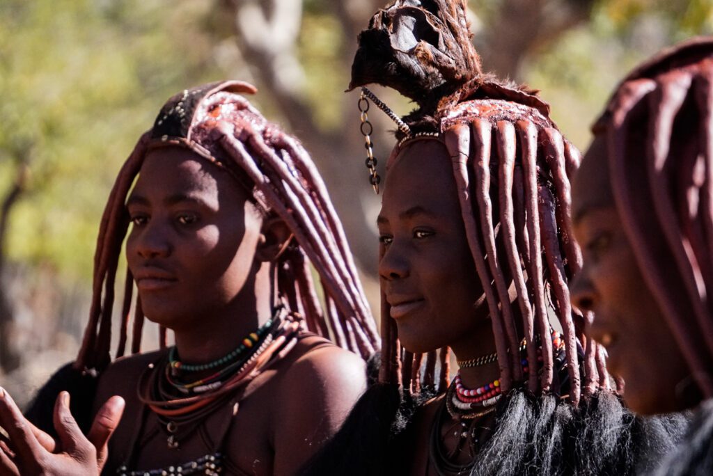 Himba Dorf in Namibia: Himba Frauen in traditioneller Kleidung