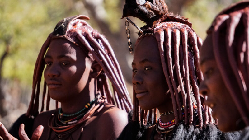 Himba Dorf in Namibia: Himba Frauen in traditioneller Kleidung
