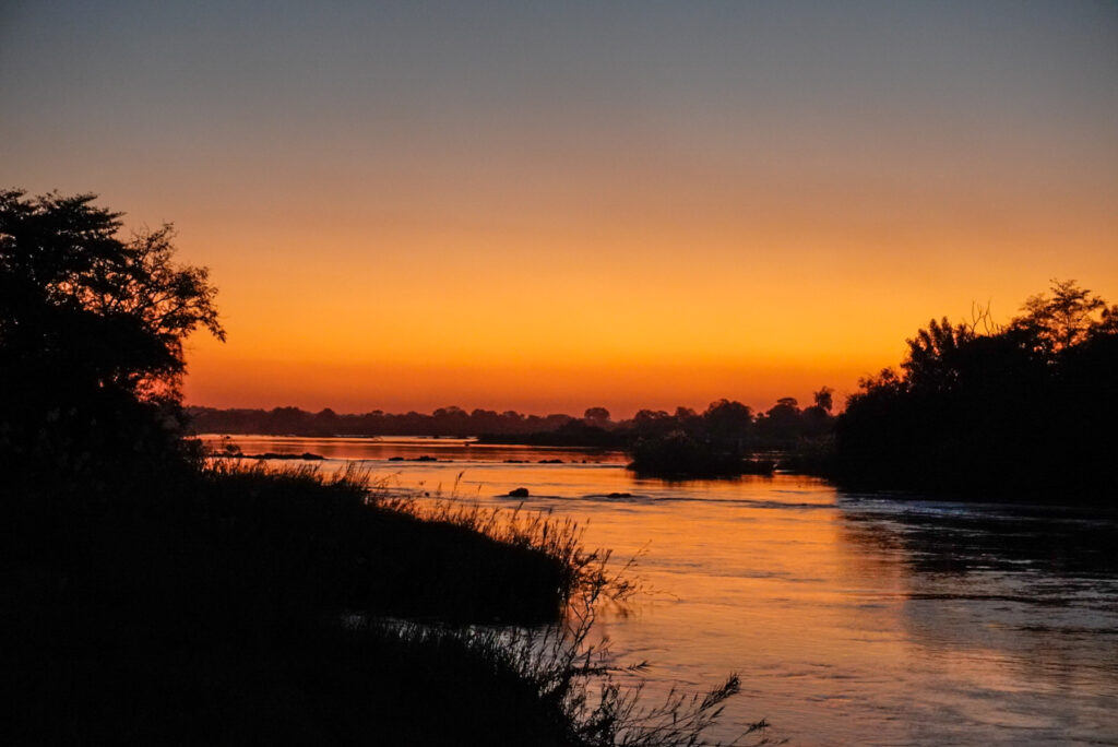 Sonnenuntergang am Okavango auf einem Namibia Roadtrip